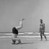 Premierminister und Verteidigungsminister
David Ben-Gurion beim Kopfstand am Strand, Herzlyia, 20.09.1957
Abbildung veröffentlicht in KUNST Magazin Ausgabe April 2008
© Sammlung Spencer M. Partrich