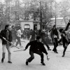 Die Demonstranten werfen Geschosse gegen die Ordnungshüter. Foto © Bruno Barbey, Magnum Photos/Focus